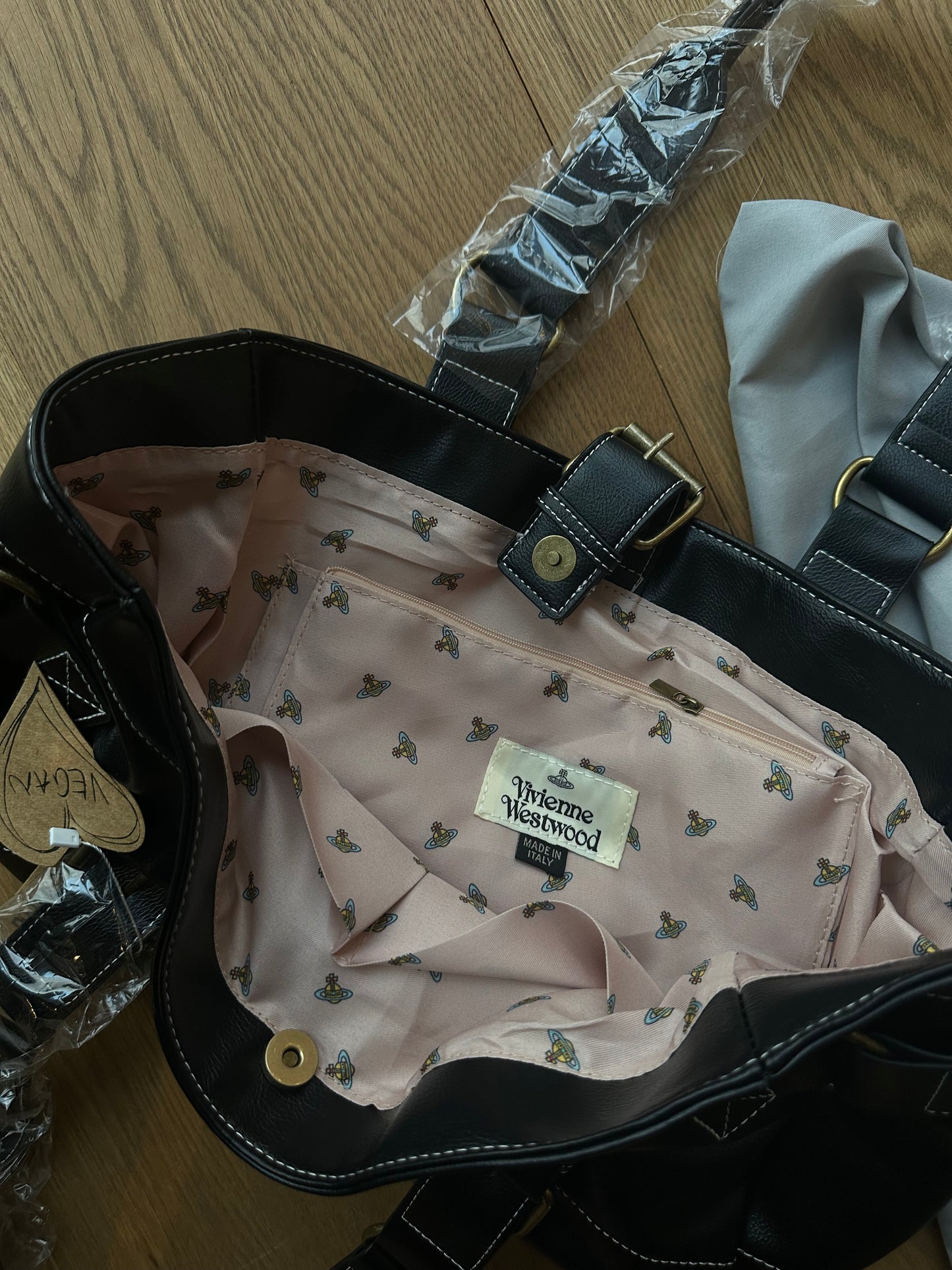 Vwnana’s leather messenger bag (with dust bag) + free cardholder gift