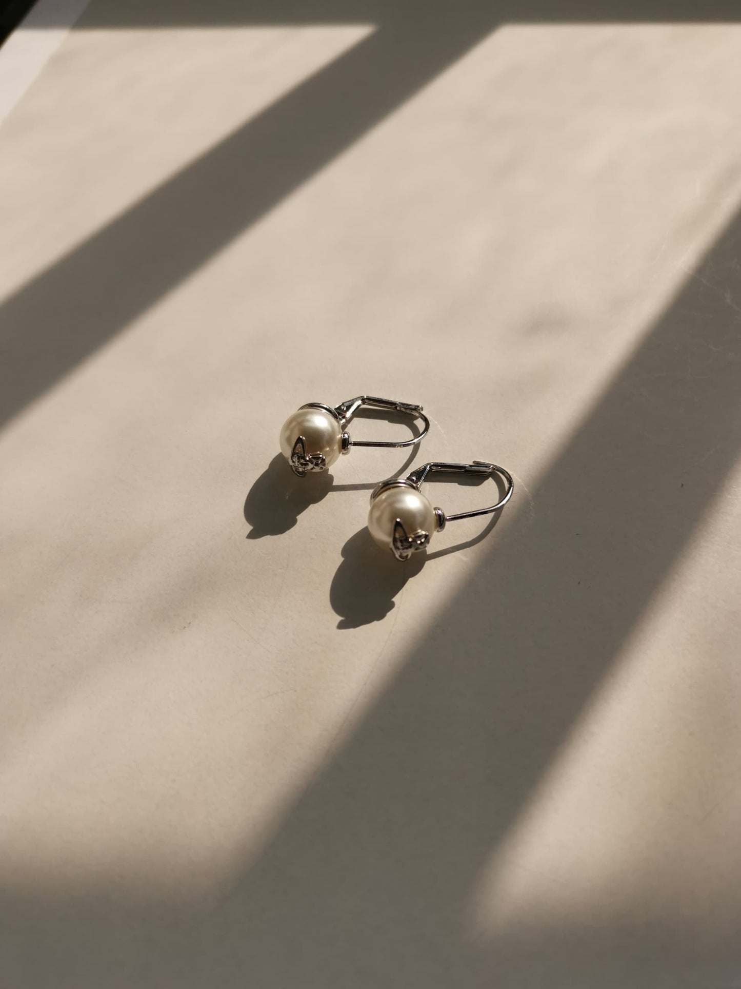 pearl clip earrings (with box)