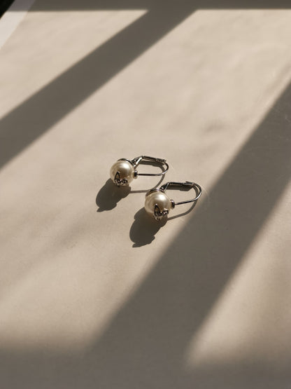 pearl clip earrings (with box)